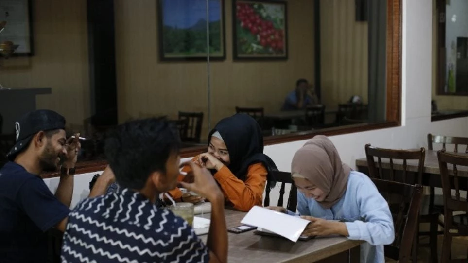 Ινδονησία: Παράνομο πλέον να τρώνε μαζί άνδρες και γυναίκες!